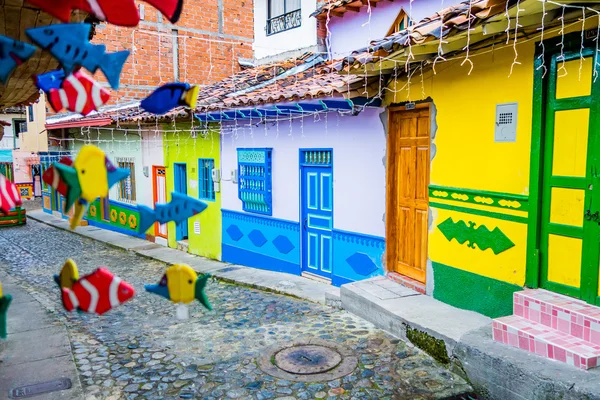 Strade belle e colorate a Guatape, conosciuta come città di Zocalos. Colombia — Foto Stock