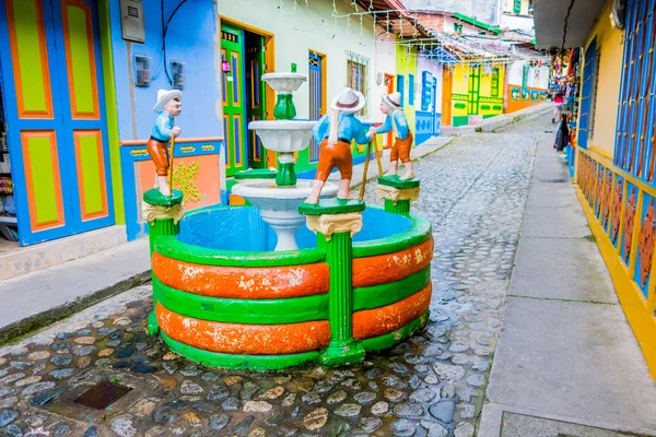 Mooie en kleurrijke straten in Guatape, bekend als de stad van Zocalos. Colombia — Stockfoto