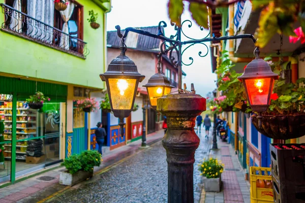 Hermosas y coloridas calles en Guatape, conocida como ciudad de Zócalos. Colombia — Foto de Stock