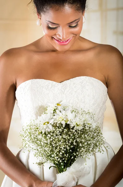 Pretty bride holding flower bouquet — Stock Photo, Image