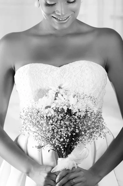 Pretty latin bride holding flower bouquet — Stock Photo, Image