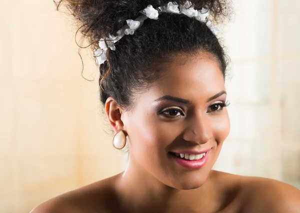 Bela menina exótica vestindo uma faixa de cabelo floral — Fotografia de Stock