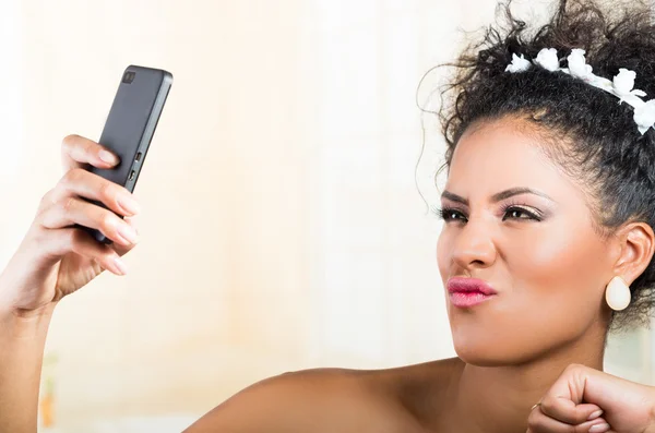 Gyönyörű egzotikus érzelmi menyasszony vesz egy selfie portréja — Stock Fotó