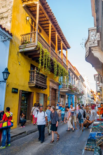 Turystów w pięknych ulicach Cartagena, Kolumbia — Zdjęcie stockowe