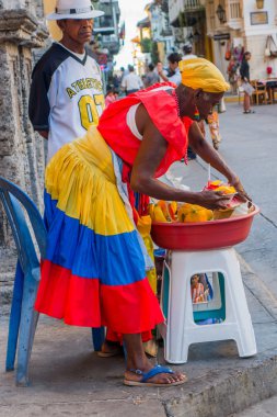 Afrocaribbean kadın taze kıyılmış meyve Cartagena de Indias, Kolombiya, sokaklarında satıyor
