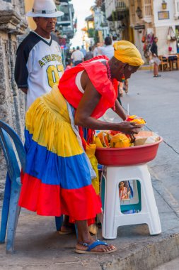 Afrocaribbean kadın taze kıyılmış meyve Cartagena de Indias, Kolombiya, sokaklarında satıyor