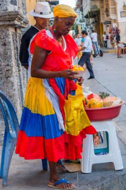 Afrocaribbean kadın taze kıyılmış meyve Cartagena de Indias, Kolombiya, sokaklarında satıyor