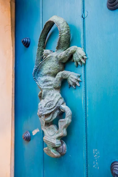 Detail van barokke houten deur in Cartagena, Colombia — Stockfoto