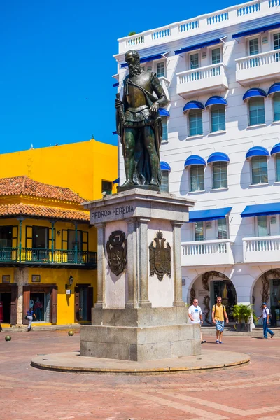Staty av Pedro de Heredia i de vackra gatorna, Cartagena, Colombia — Stockfoto
