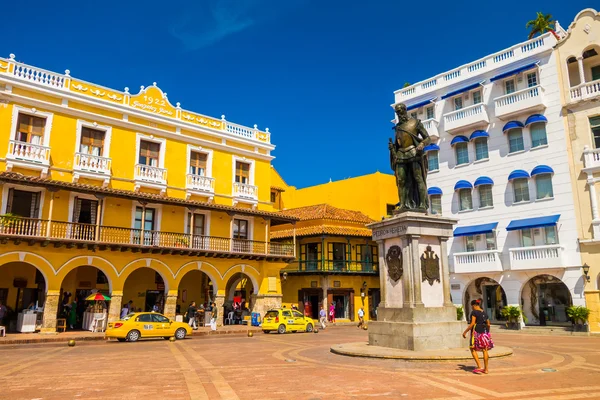 Staty av Pedro de Heredia i de vackra gatorna, Cartagena, Colombia — Stockfoto