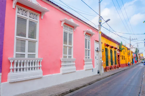 Prachtige gevels in de straten van Cartagena, Colombia — Stockfoto