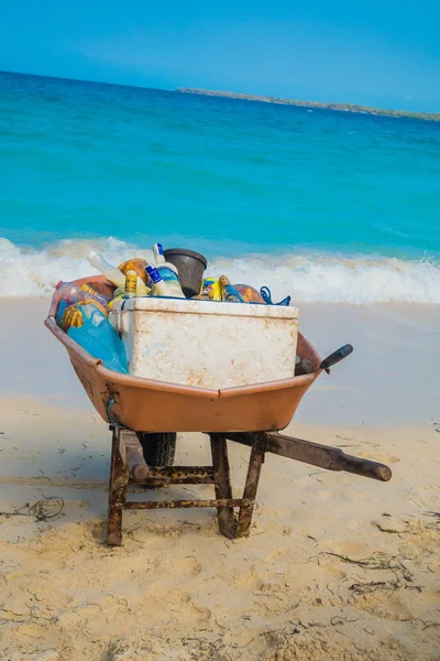 Carrinho de mão pertencente ao vendedor de praia na bela Playa Blanca ou Branco, Colômbia — Fotografia de Stock