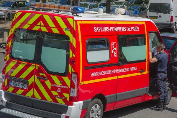 Paris, Frankrike - 1 juni: Fire bil på gatan i Paris downtown. — Stockfoto