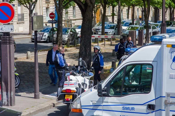 ПАРИЖ, ФРАНЦИЯ - 1 июня 2015 года: Французская полиция заблокировала улицы, чтобы контролировать чрезвычайные ситуации на улицах Парижа — стоковое фото