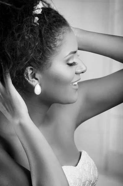 Retrato en blanco y negro de una hermosa novia afroamericana —  Fotos de Stock