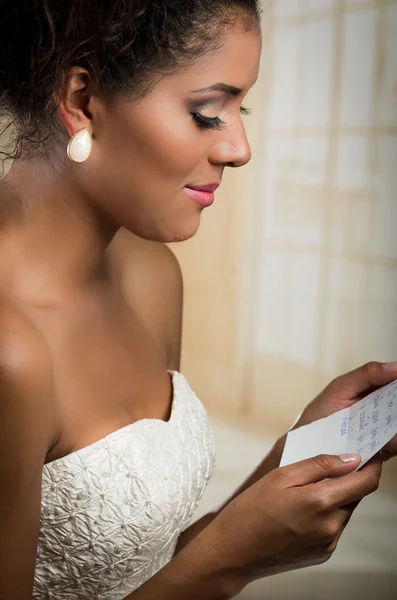 Συναισθηματική όμορφη νύφη ανάγνωση ένα ραβασάκι — Φωτογραφία Αρχείου