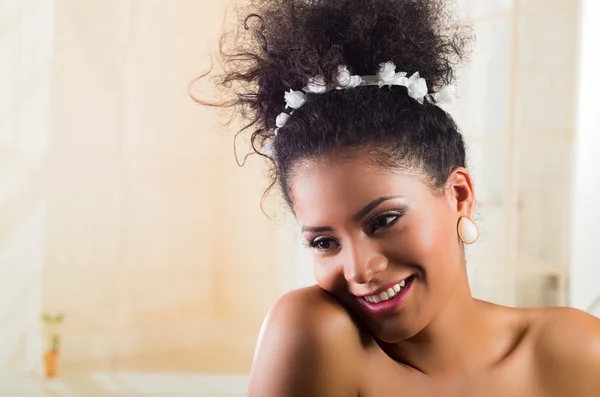 Bela menina exótica vestindo uma faixa de cabelo floral — Fotografia de Stock