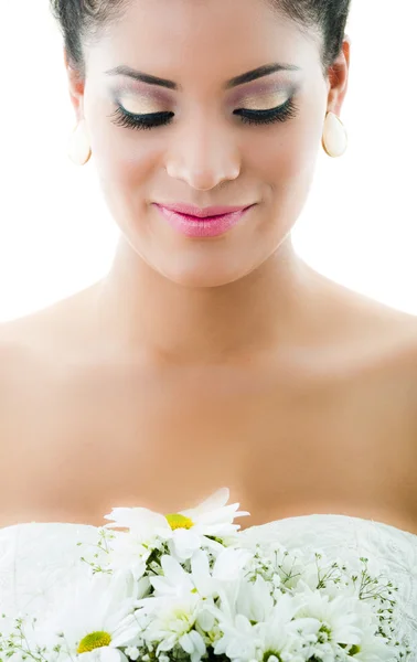 Retrato de close-up da noiva olhando para buquê de flores — Fotografia de Stock