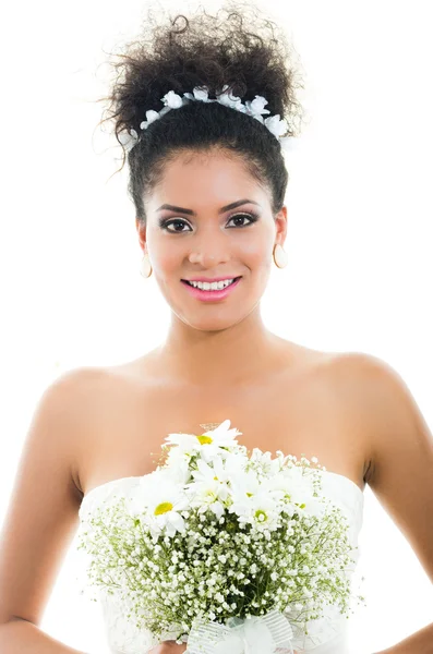 Bonita noiva segurando buquê de flores — Fotografia de Stock