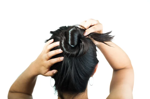 Rückansicht des brünetten Mädchens, das Haarknödel macht — Stockfoto