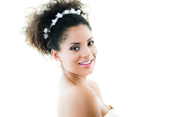 Linda noiva hispânica jovem olhando feliz — Fotografia de Stock