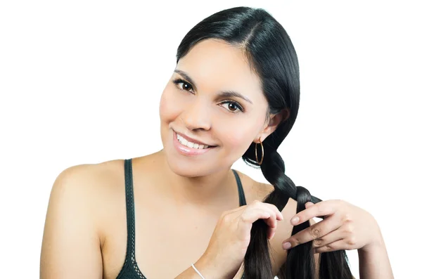 Linda jovem morena menina trançando o cabelo — Fotografia de Stock