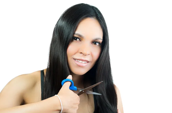 Bela jovem morena menina chegando um corte de cabelo segurando tesoura — Fotografia de Stock