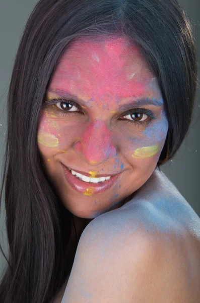 Retrato de close-up de menina latina com rosto pintado — Fotografia de Stock