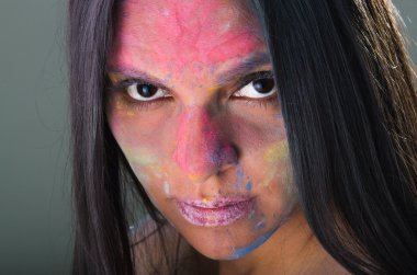 Renkli toz yüzünde güzel latin kız