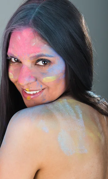 Красива молода брюнетка дівчина з барвистим декорованим тілом — стокове фото