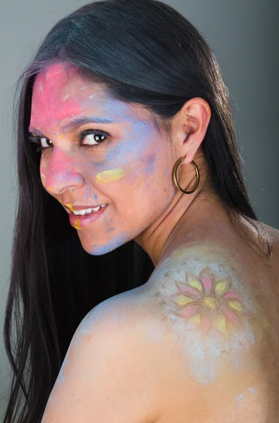 Menina morena bonita com corpo decorado colorido — Fotografia de Stock