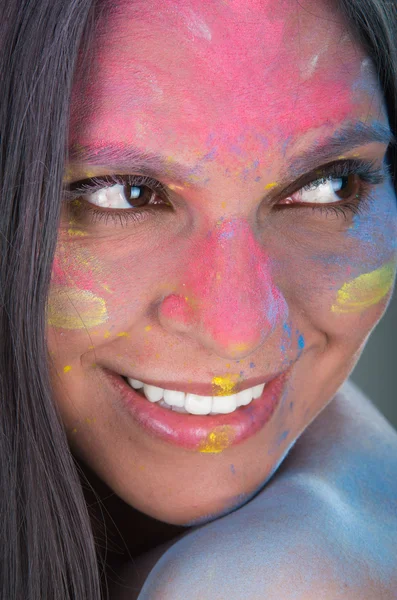 Крупним планом портрет латинської дівчини з пофарбованим обличчям — стокове фото