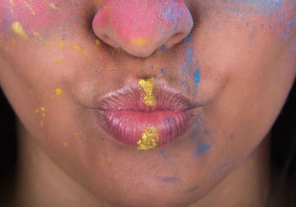 Chica enviando un beso con cara colorida decorada —  Fotos de Stock