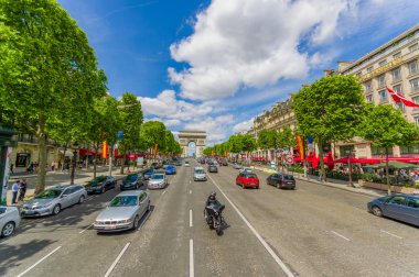 Güzel yaz görünümü Champs Elysees caddesi Champs Elysées ve Arc de Triomphe, Paris, Fransa
