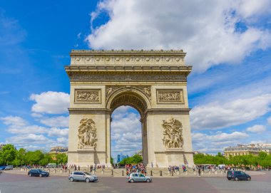 Güzel yaz görünümü Champs Elysees caddesi Champs Elysées ve Arc de Triomphe, Paris, Fransa