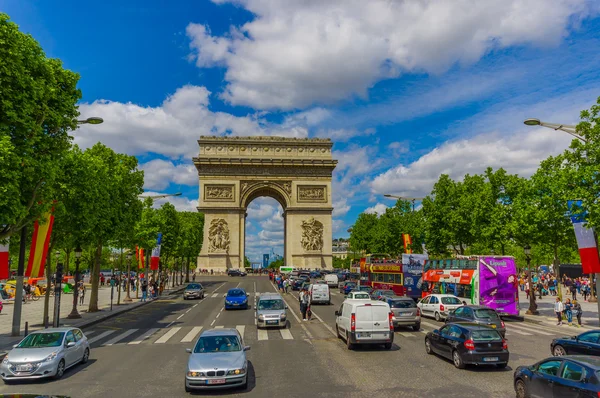 Krásné letní pohled Champs-Elysées a Arc de Triomphe, Paříž, Francie — Stock fotografie