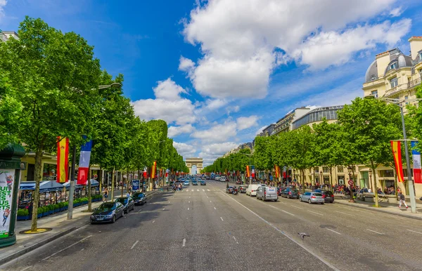 Gyönyörű nyári látkép, Champs Elysees és a Diadalív, Párizs, Franciaország — Stock Fotó