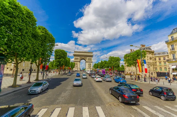 Bela vista de verão dos Campos Elísios e Arco do Triunfo, Paris, França — Fotografia de Stock