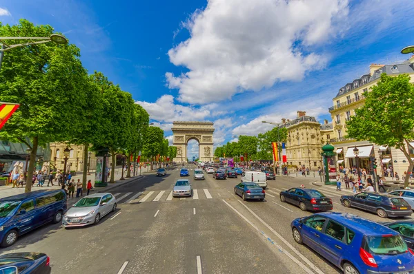 Gyönyörű nyári látkép, Champs Elysees és a Diadalív, Párizs, Franciaország — Stock Fotó
