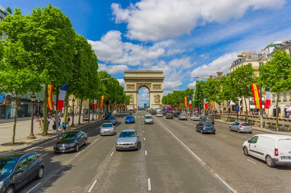 美丽的夏天观的香榭丽舍大街和凯旋门，巴黎，法国 — 图库照片