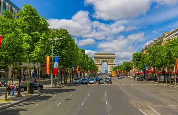 Gyönyörű nyári látkép, Champs Elysees és a Diadalív, Párizs, Franciaország — Stock Fotó