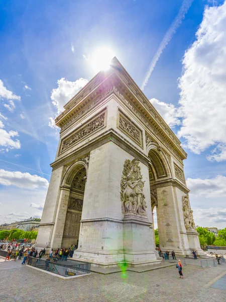 Bella vista estiva di Champs Elysees e Arc de Triomphe, Parigi, Francia — Foto Stock