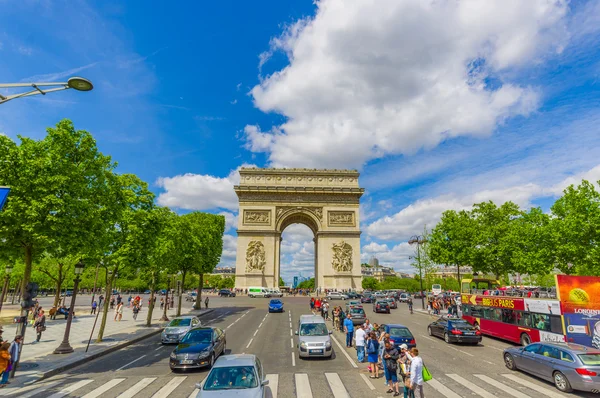 Bela vista de verão dos Campos Elísios e Arco do Triunfo, Paris, França — Fotografia de Stock