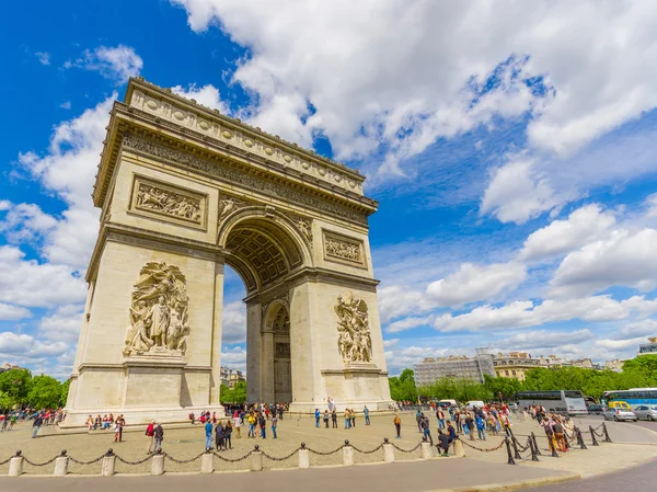 Vacker sommar syn på Champs Elysées och Triumfbågen, Paris, Frankrike — Stockfoto