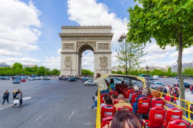 Güzel yaz görünümü Champs Elysees caddesi Champs Elysées ve Arc de Triomphe, Paris, Fransa