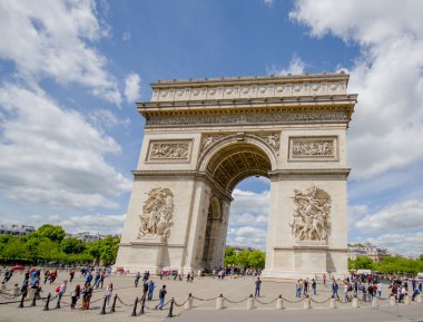Güzel yaz görünümü Champs Elysees caddesi Champs Elysées ve Arc de Triomphe, Paris, Fransa