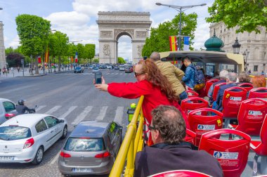 Güzel yaz görünümü Champs Elysees caddesi Champs Elysées ve Arc de Triomphe, Paris, Fransa
