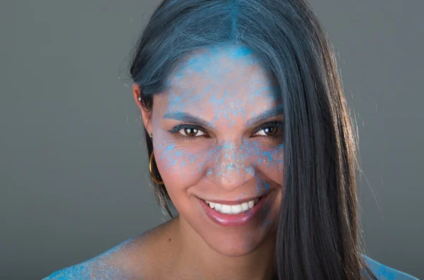 Портрет красивої дівчини, коли блакитний порошок падає на її обличчя — стокове фото