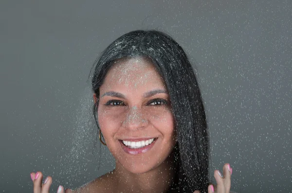 Portrait de belle fille comme poudre colorée tombe sur son visage — Photo