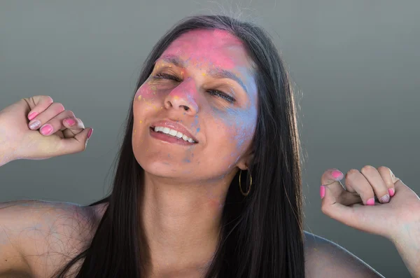 Hermosa chica morena joven con cara decorada de colores — Foto de Stock